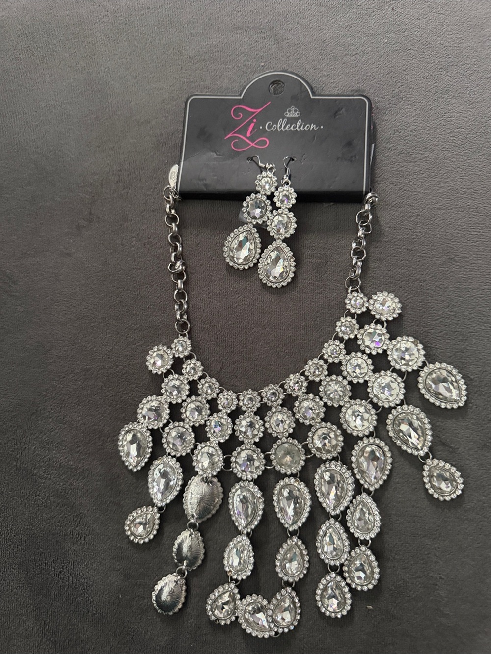 IC COLLECTION Silver Crystal Bib Necklace with Matching Teardrop Earrings